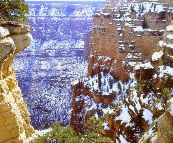 AZ, Grand Canyon, Winter snow on rock formations